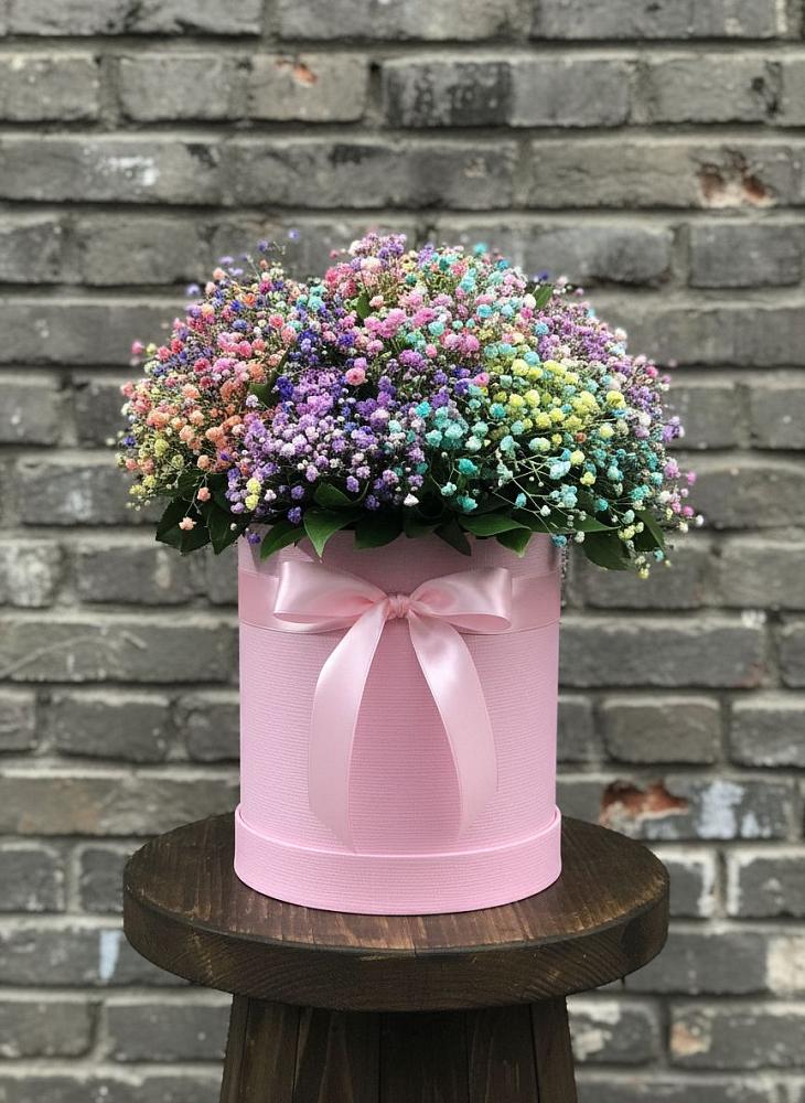 Цветочная композиция из Гипсофила и Розы в шляпной коробке в Черге