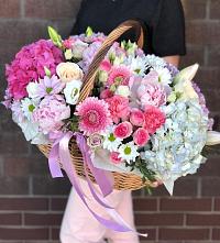 Цветочная композиция из Розы, Хризантемы, Пионы и Лизиантусы в корзине в Черге
