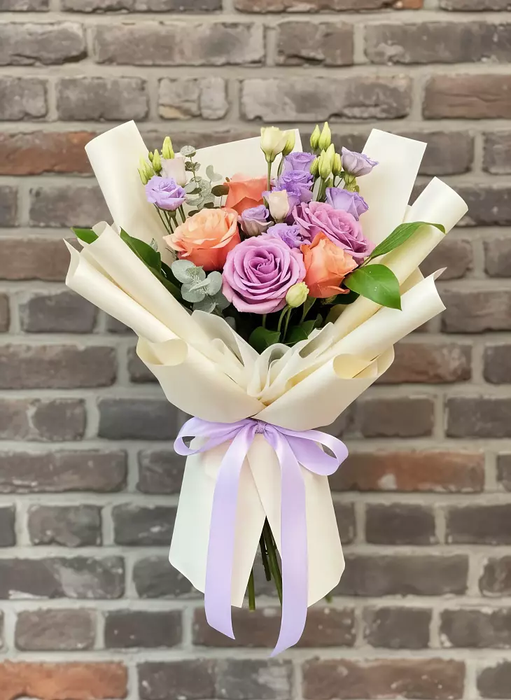 Букет цветов из: Лизиантусы и Розы в Черге