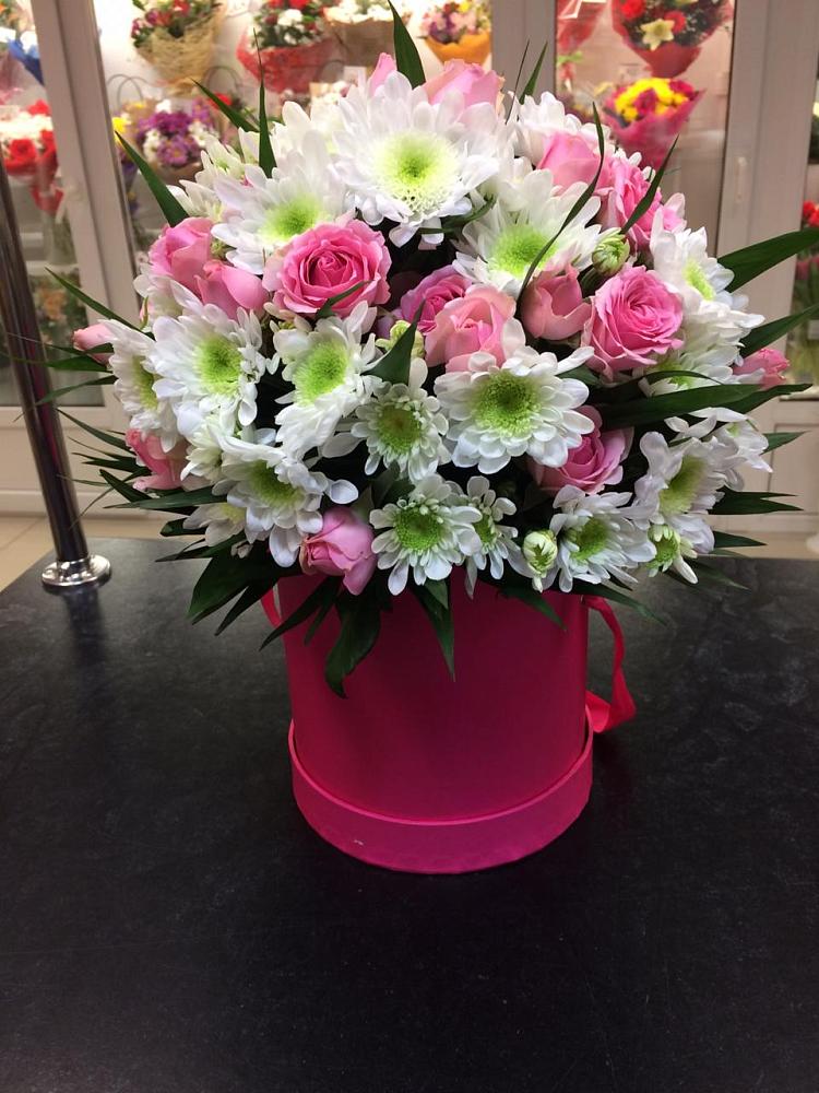 Цветочная композиция из Розы и Хризантемы в шляпной коробке в Черге