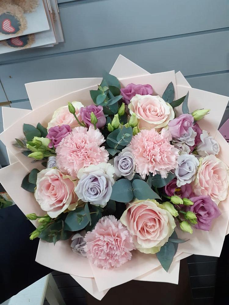 Букет цветов из: Розы, Гвоздики и Лизиантусы в Черге