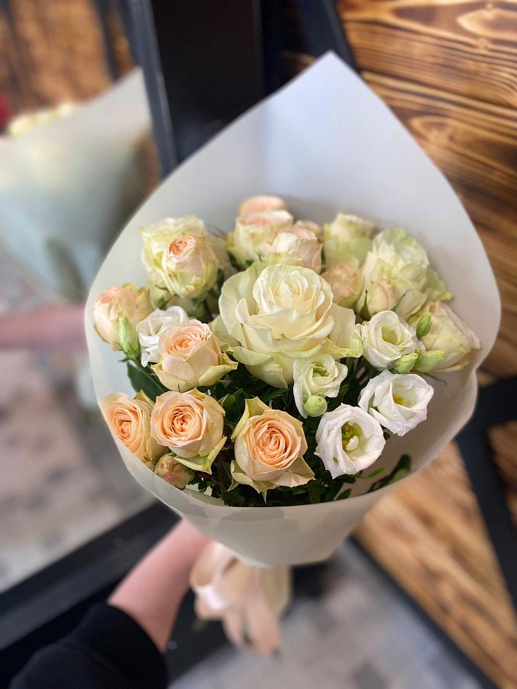 Букет цветов из: Розы и Лизиантусы в Черге